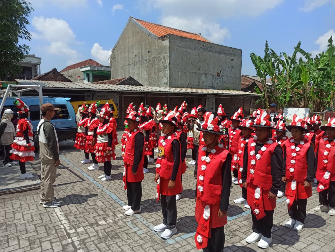 MI Al-Qodir Borong Juara 3 Putra dan Putri Lomba Gerak Jalan