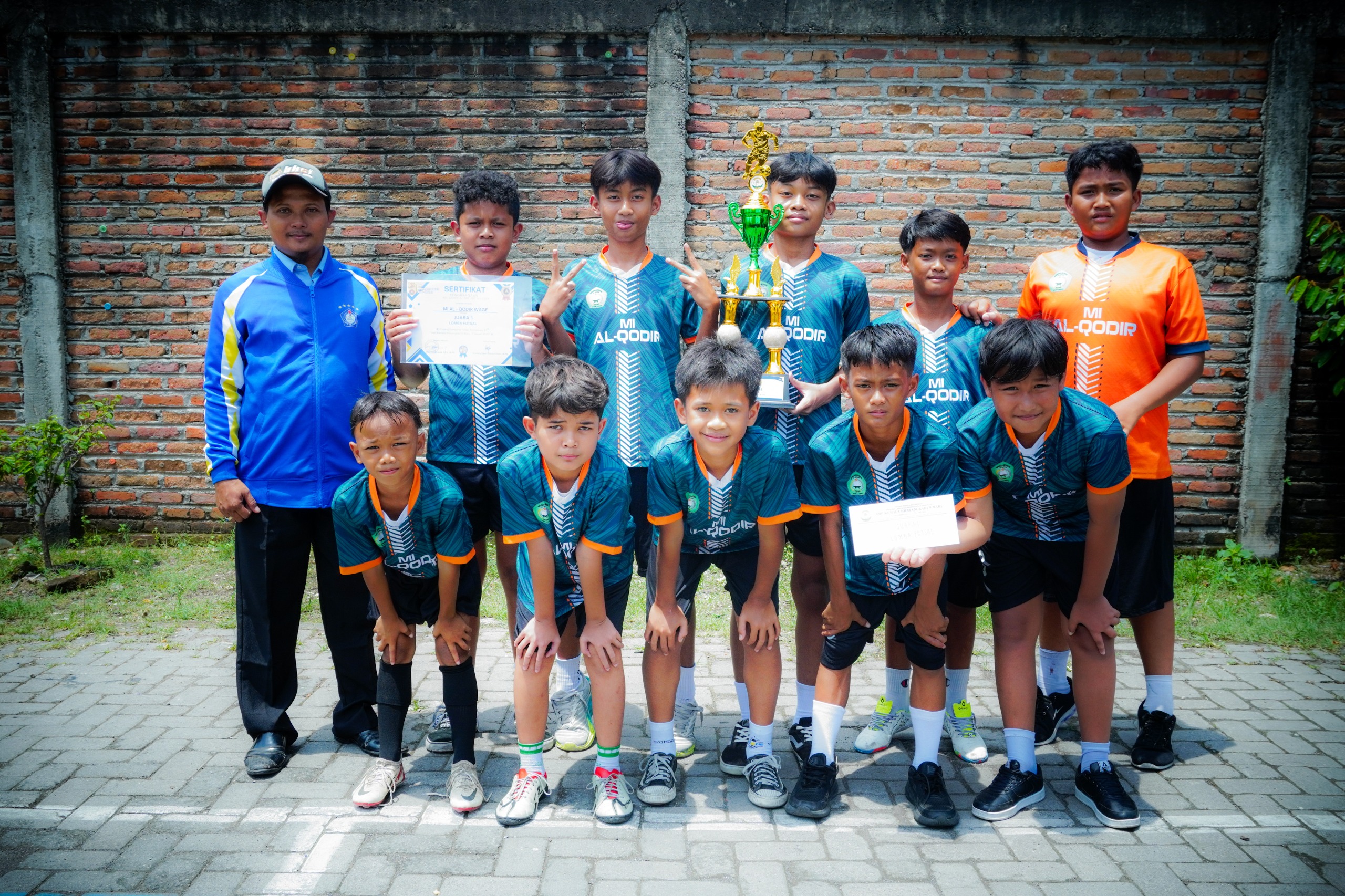 mi alqodir juara 1 lomba futsal di smp bhayangkari 9 waru